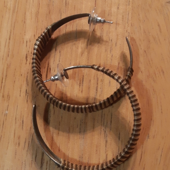 Jewlery Earrings - Picture 2 of 3